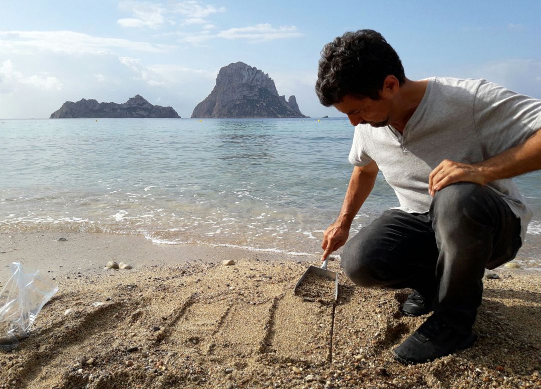 Imagen de recogida de plásticos en la playa de Cala d'Hort Imagen de recogida de plásticos en la playa de Cala d'Hort