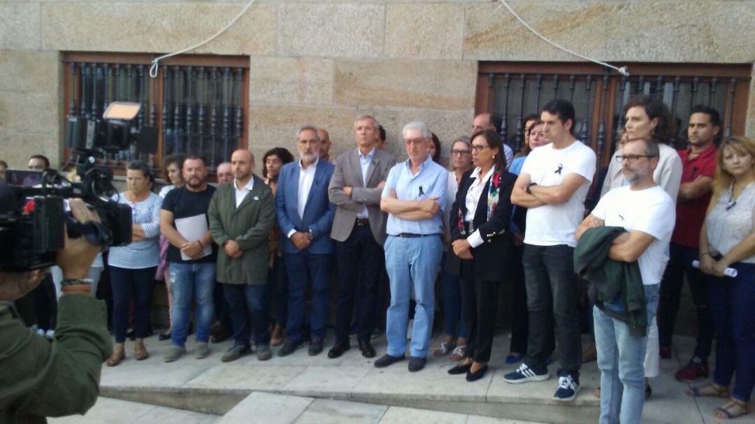 Los vecinos de Valga muestran su rechazo y condena al triple crimen machista