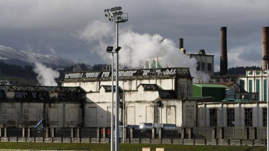 Abren juicio oral contra la ex directiva de Sniace por un presunto delito medioambiental