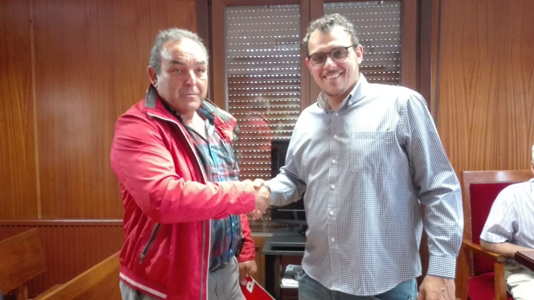 Tomás del Bién estrecha la mano del alcalde de Morales de Toro, Luis Segovia, el día en que fue elegido diputado provincial el actual alcalde de Toro Tomás del Bién estrecha la mano del alcalde de Morales de Toro, Luis Segovia, el día en que fue elegido diputado provincial el actual alcalde de Toro