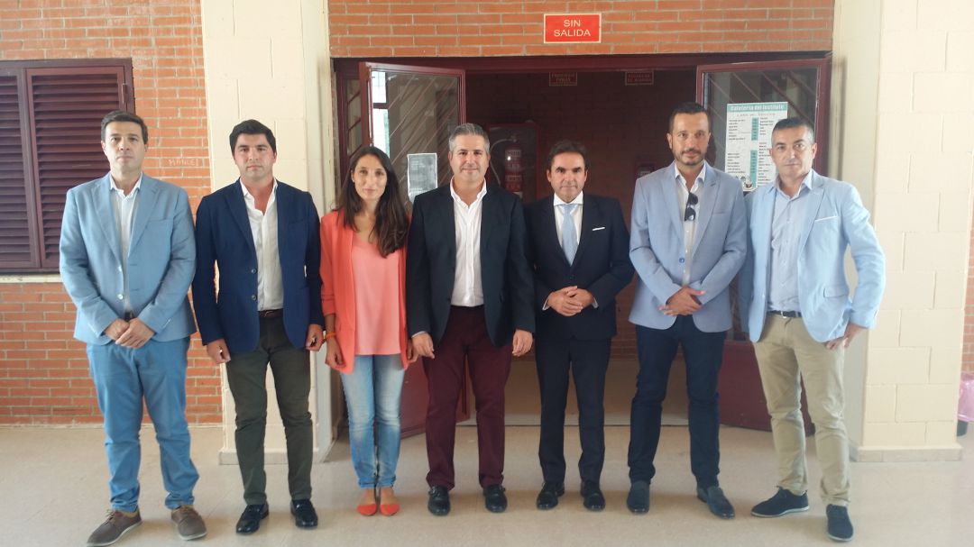 Autoridades locales y provinciales durante la visita del Delegado de Educación a Porcuna Autoridades locales y provinciales durante la visita del Delegado de Educación a Porcuna