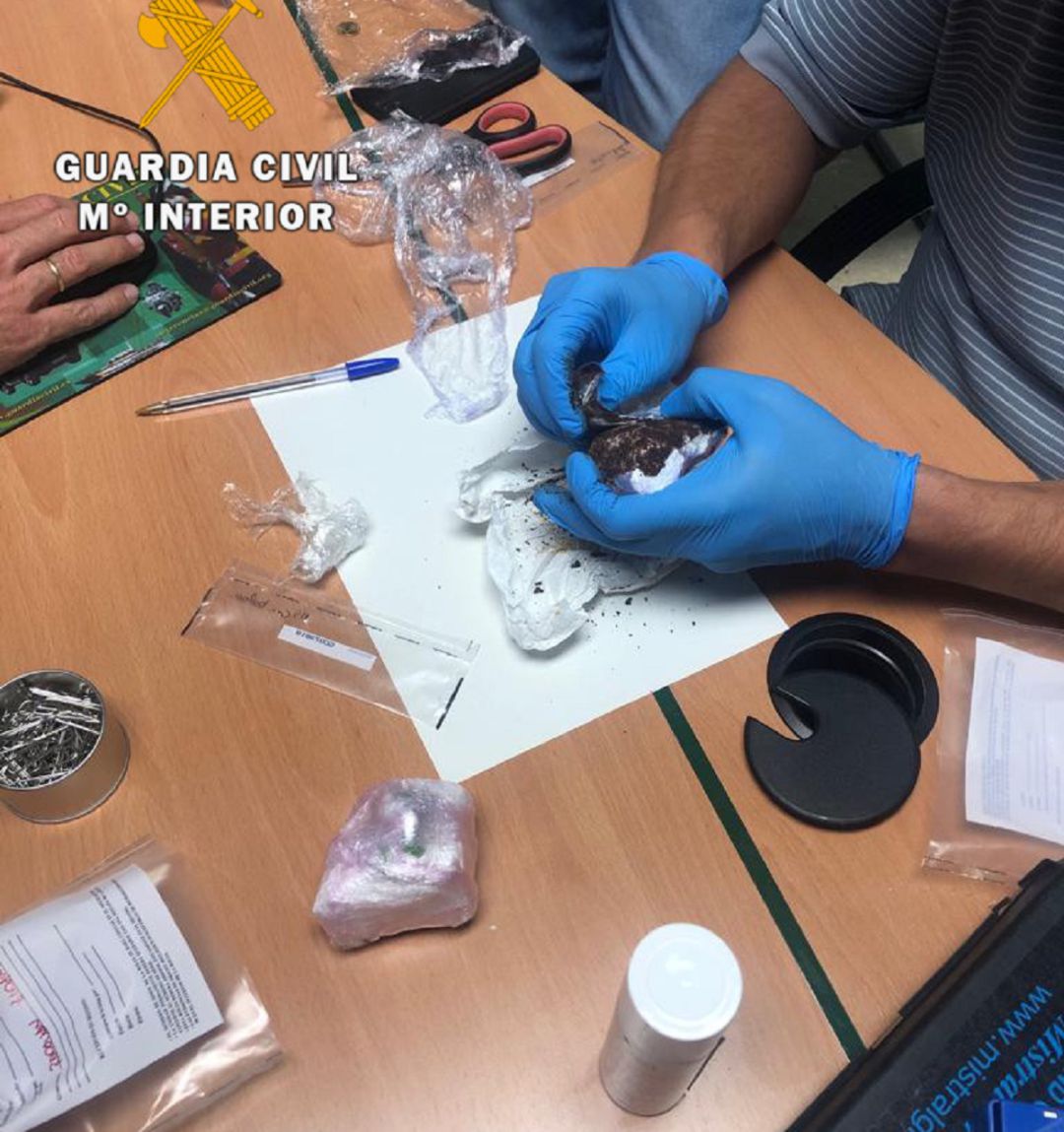 En los registros practicados se incautaron 245 gramos de de cocaína en roca de gran pureza
En los registros practicados se incautaron 245 gramos de de cocaína en roca de gran pureza