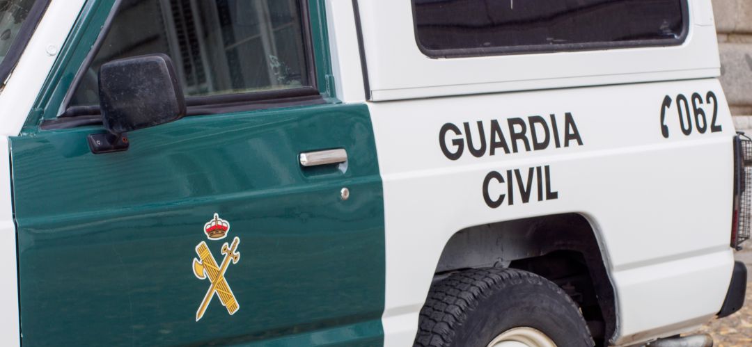 La Guardia Civil ha detenido en Valdemoro al estafador como el 'falso Iniesta' que tenía una orden de busqueda y captura. La Guardia Civil ha detenido en Valdemoro al estafador como el 'falso Iniesta' que tenía una orden de busqueda y captura.