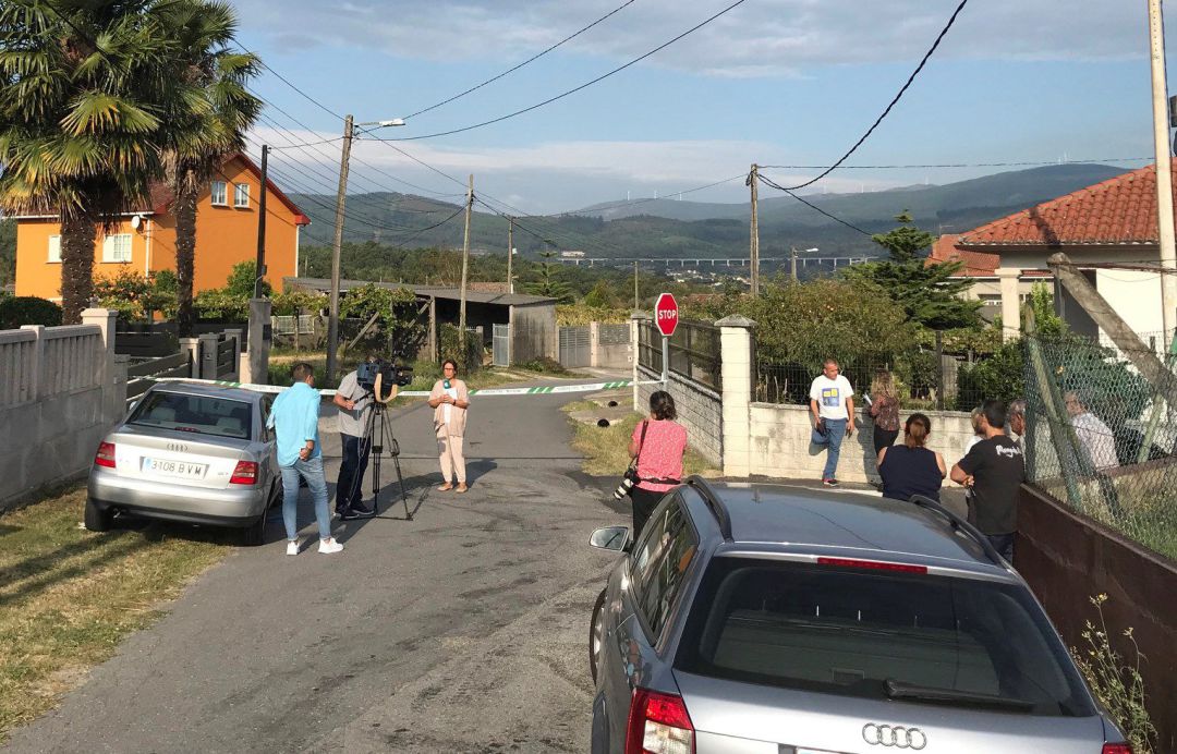 Vista de la zona precintada por el triple crimen cometido en la mañana de este lunes en la parroquia de Cordeiro de Valga (Pontevedra). Vista de la zona precintada por el triple crimen cometido en la mañana de este lunes en la parroquia de Cordeiro de Valga (Pontevedra).