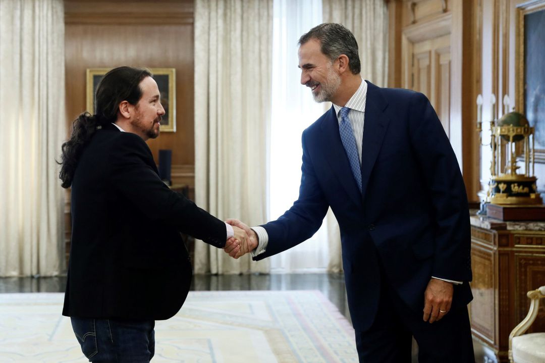 Pablo Iglesias saluda al rey. Pablo Iglesias saluda al rey.