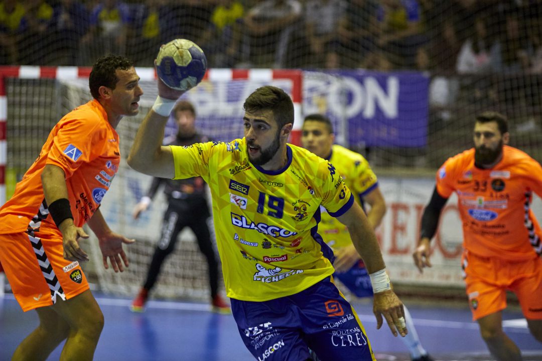 Megías, capitán del Villa de Aranda, durante el encuentro ante Torrelevega. Megías, capitán del Villa de Aranda, durante el encuentro ante Torrelevega.