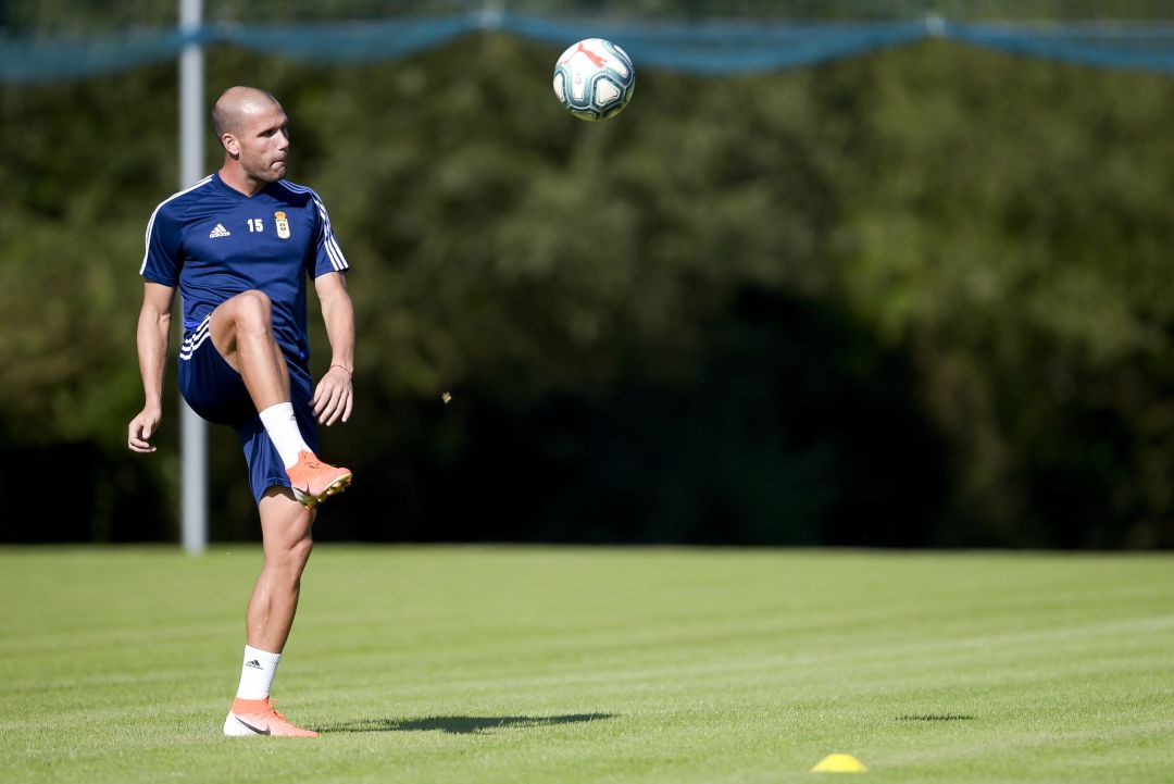 Alfredo Ortuño golpea el balón durante el entrenamiento Alfredo Ortuño golpea el balón durante el entrenamiento