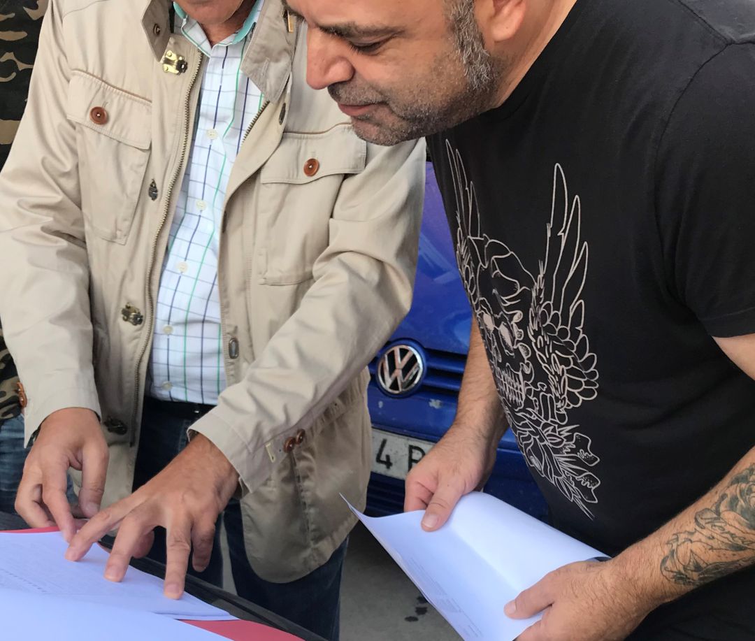 Miembros de la comisión judicial explican al propietario de la vivienda la situación Miembros de la comisión judicial explican al propietario de la vivienda la situación