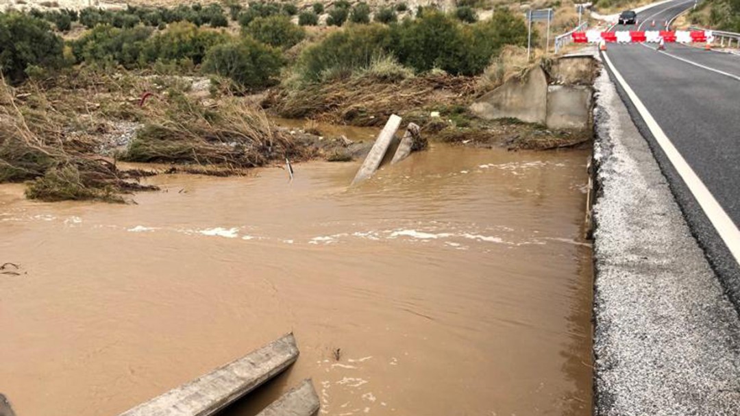 La Consejería de Fomento construirá un nuevo puente sobre el río Baza que costará un millón de euros
