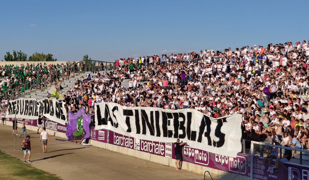 Fondo gol del estadio de La Victoria en el partido ante el Racing de Ferrol. Fondo gol del estadio de La Victoria en el partido ante el Racing de Ferrol.