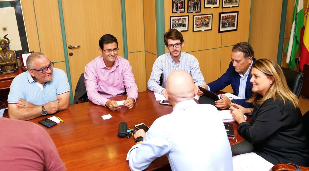 Reunión entre consistorio y plataforma 'Todos a una por Linares' Reunión entre consistorio y plataforma 'Todos a una por Linares'