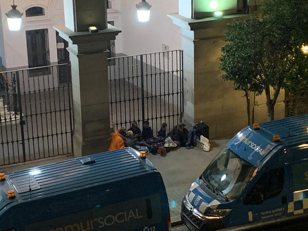 Las dos familias ante el edificio del Samur Social en la noche que durmieron al raso. Las dos familias ante el edificio del Samur Social en la noche que durmieron al raso.