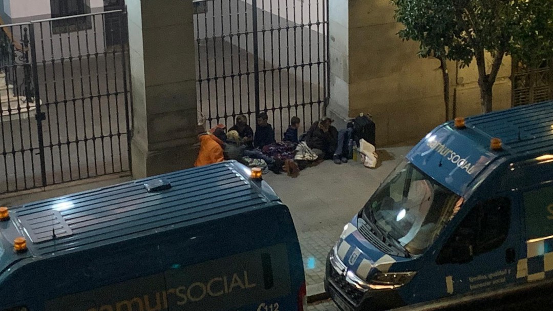 Dos familias con cuatro hijos menores pasan la noche en la calle frente al Samur Social