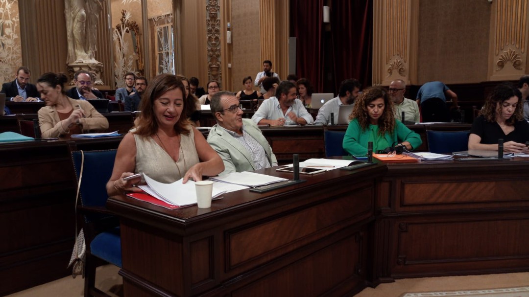 El Parlament pide buscar medidas judiciales para exigir los 177 millones si no hay un compromiso en noviembre