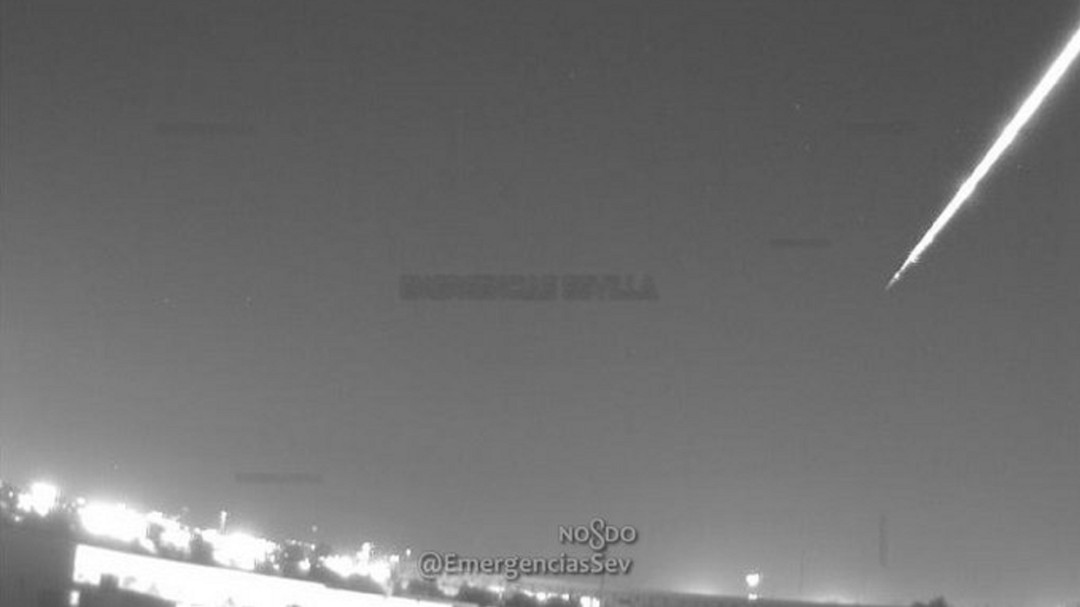 Una bola de fuego cruza el cielo de Sevilla