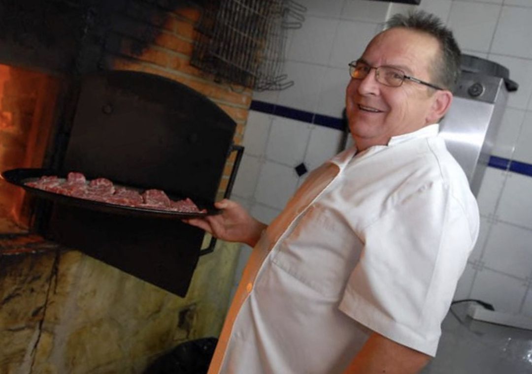 Ángel Espejo en su restaurante La Orza de Ángel en Chiva (Valencia). Ángel Espejo en su restaurante La Orza de Ángel en Chiva (Valencia).