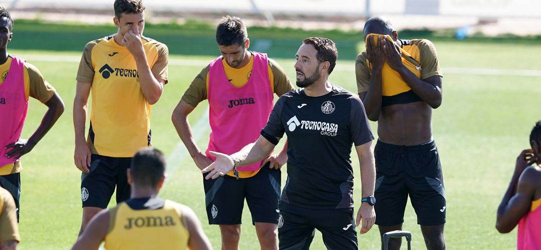 Bordalás da instrucciones a sus jugadores durante una sesión de entrenamientos Bordalás da instrucciones a sus jugadores durante una sesión de entrenamientos