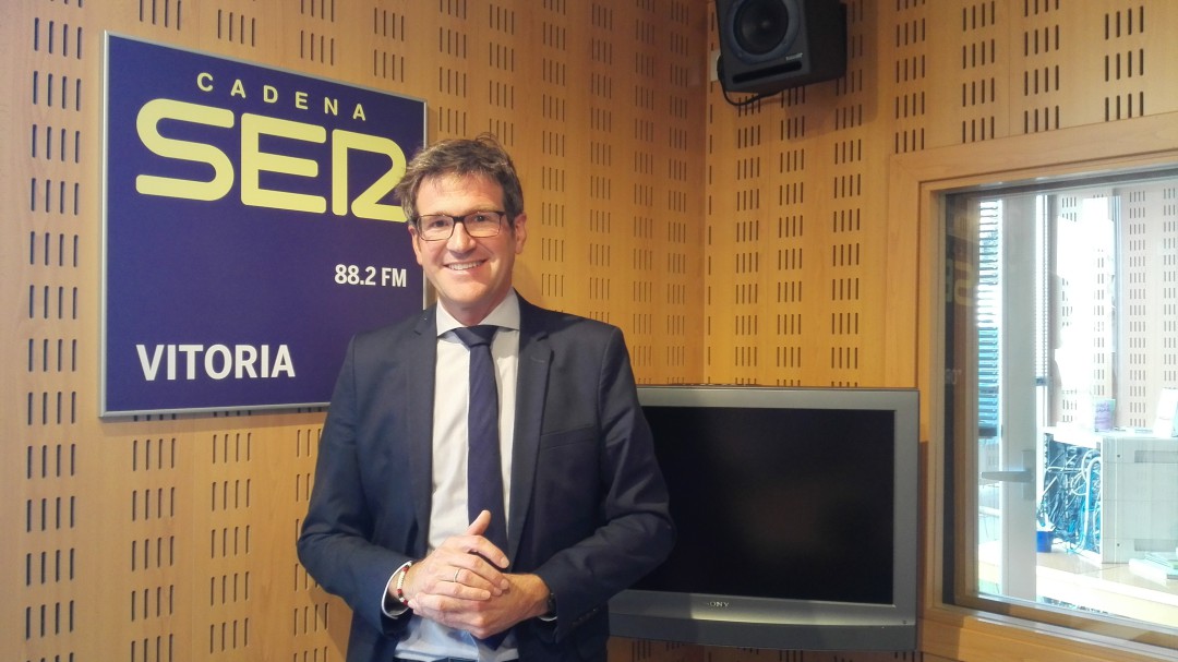 Urtaran: "Los ciudadanos de Salburua y Zabalgana son vecinos de primera "