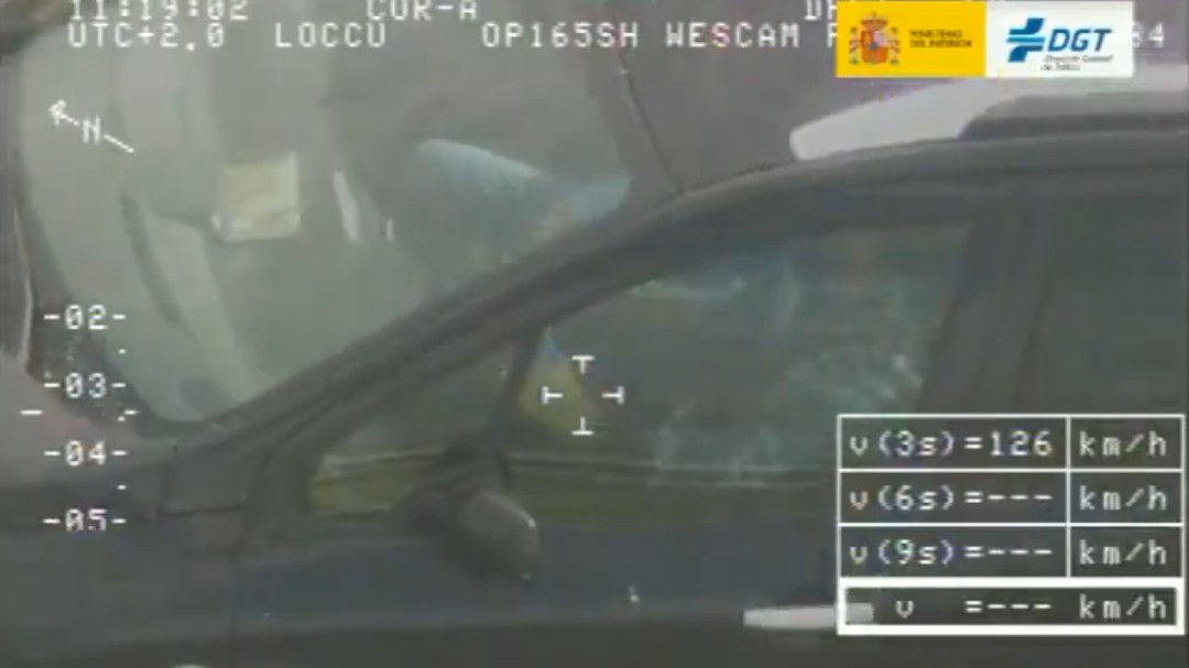 La DGT caza a un conductor tratando de resolver el cubo de Rubik a 128 km/h
