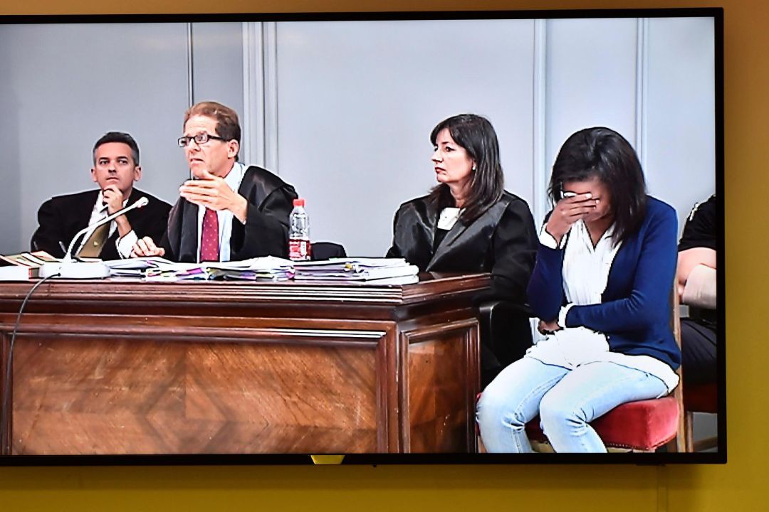 Fotografía realizada al monitor de televisión de la sala de prensa de la Audiencia provincial de Almería de la intervención de Esteban Hernández (2i), abogado de Ana Julia Quezada, única acusada del asesinato del niño Gabriel Cruz Fotografía realizada al monitor de televisión de la sala de prensa de la Audiencia provincial de Almería de la intervención de Esteban Hernández (2i), abogado de Ana Julia Quezada, única acusada del asesinato del niño Gabriel Cruz