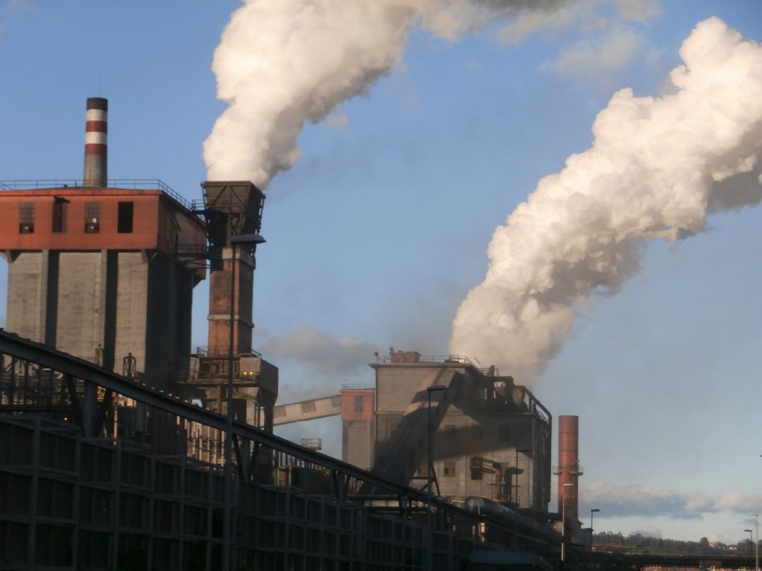 Industria vierte a la atmósfera toneladas de gases contaminantes que están provocando el cambio climático.
Industria vierte a la atmósfera toneladas de gases contaminantes que están provocando el cambio climático.