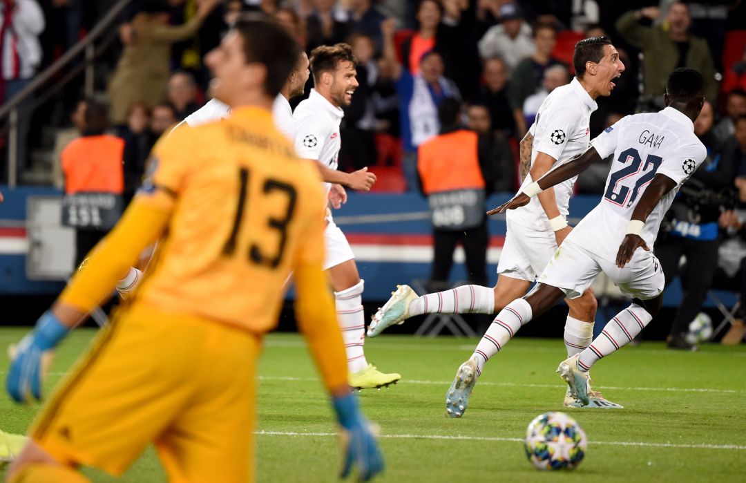 Di María celebra uno de sus goles ante la impotencia de Courtois. Di María celebra uno de sus goles ante la impotencia de Courtois.