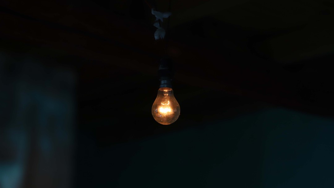 La luz baja un 43% en el mercado mayorista