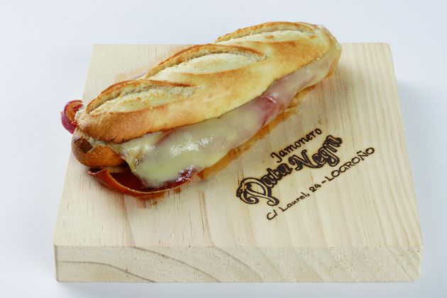 Bocatita de jamón serrano con queso (Pata Negra). Bocatita de jamón serrano con queso (Pata Negra).