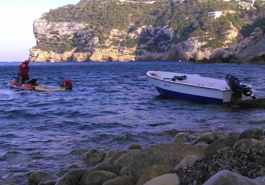 Dos pateras con 16 personas a bordo llegan a Benitatxell y L'Alfàs del Pi