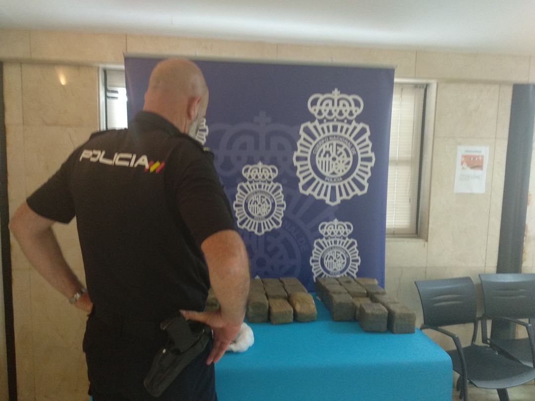 La Policía Nacional se ha incautado de 27 kilos de hachis en el marco de la "Operación Coyote" La Policía Nacional se ha incautado de 27 kilos de hachis en el marco de la "Operación Coyote"