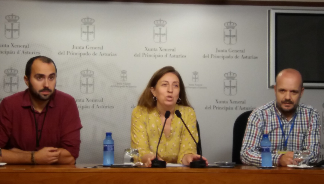Javier Rodil, de la Asamblea de Trabajadores de Duro Felguera (izq.), Lorena Gil, portavoz de Podemos en la Junta General (centro), y Rubén Álvarez, miembro también de la Asamblea de Trabajadores y del comité de empresa de Duro Felguera. Javier Rodil, de la Asamblea de Trabajadores de Duro Felguera (izq.), Lorena Gil, portavoz de Podemos en la Junta General (centro), y Rubén Álvarez, miembro también de la Asamblea de Trabajadores y del comité de empresa de Duro Felguera.