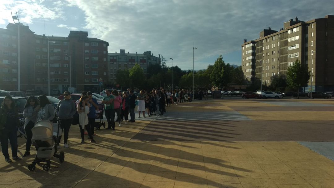 Un problema en la web municipal de Ponferrada provoca largas colas ante las piscinas climatizadas Un problema en la web municipal de Ponferrada provoca largas colas ante las piscinas climatizadas