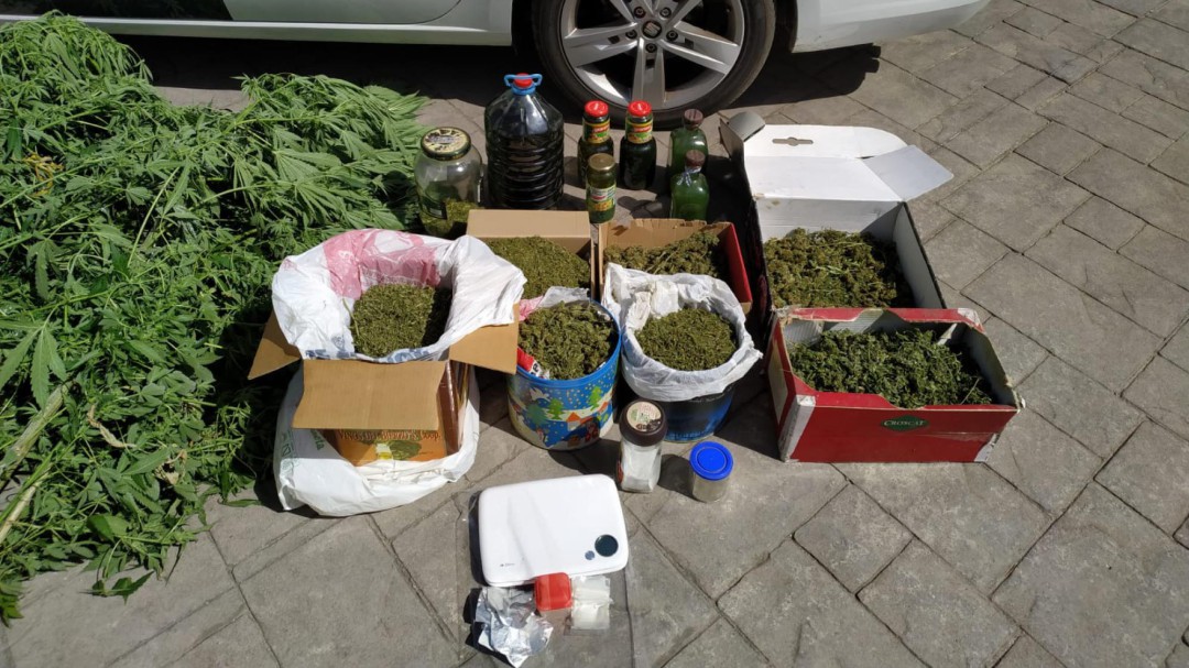 Dos personas detenidas por presunto tráfico de drogas en Cacabelos