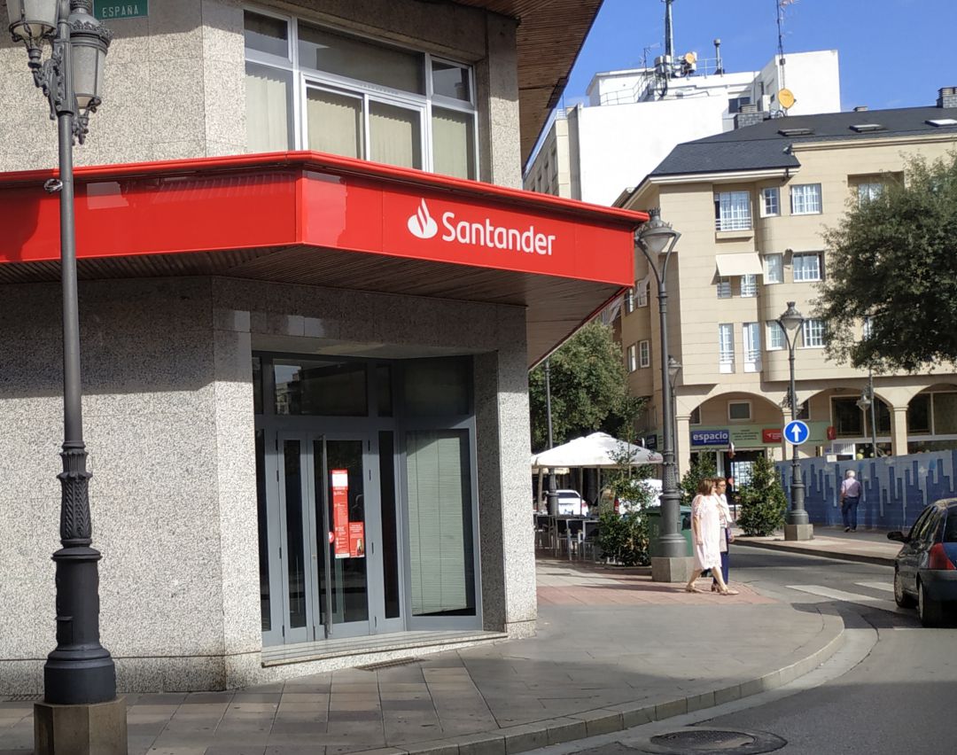 En Ponferrada el Santander y el Popular mantienen sus oficinas a excepción de la ubicada en la Avenida de Galicia En Ponferrada el Santander y el Popular mantienen sus oficinas a excepción de la ubicada en la Avenida de Galicia