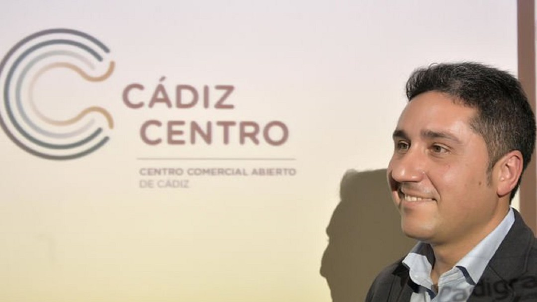 Queiruga traslada la alerta de falta de formación al comercio gaditano