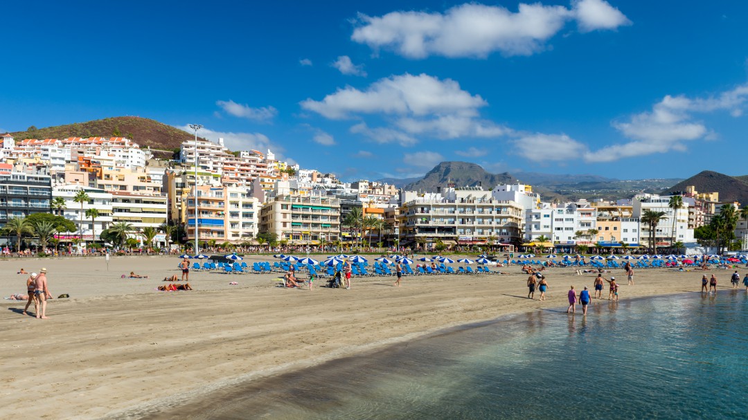 Reabierta la Playa de Los Cristianos tras declararse apta para el baño