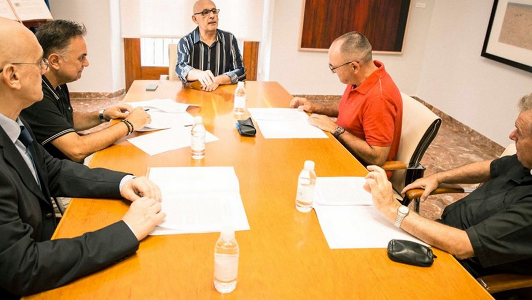 Botellas de plástico en una de las reuniones en el Ayuntamiento de Gandia. Botellas de plástico en una de las reuniones en el Ayuntamiento de Gandia.