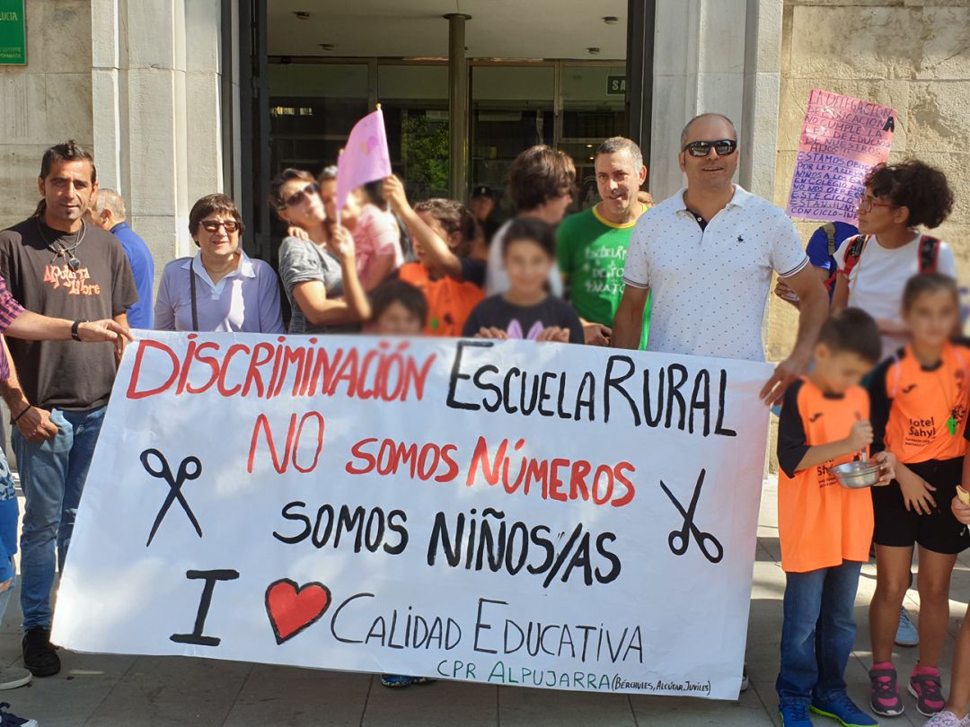 Protesta de alumnos, familias y alcaldes de la Alpujarra de Granada ante la Delegación de Educación por recortes en su colegios Protesta de alumnos, familias y alcaldes de la Alpujarra de Granada ante la Delegación de Educación por recortes en su colegios