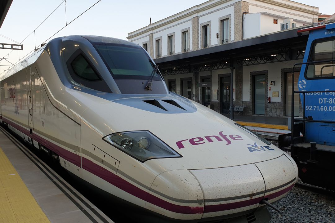 El AVE en la estación de Granada El AVE en la estación de Granada
