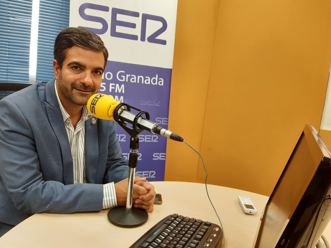 Joaquín Camacho, en los estudios de Radio Granada Joaquín Camacho, en los estudios de Radio Granada