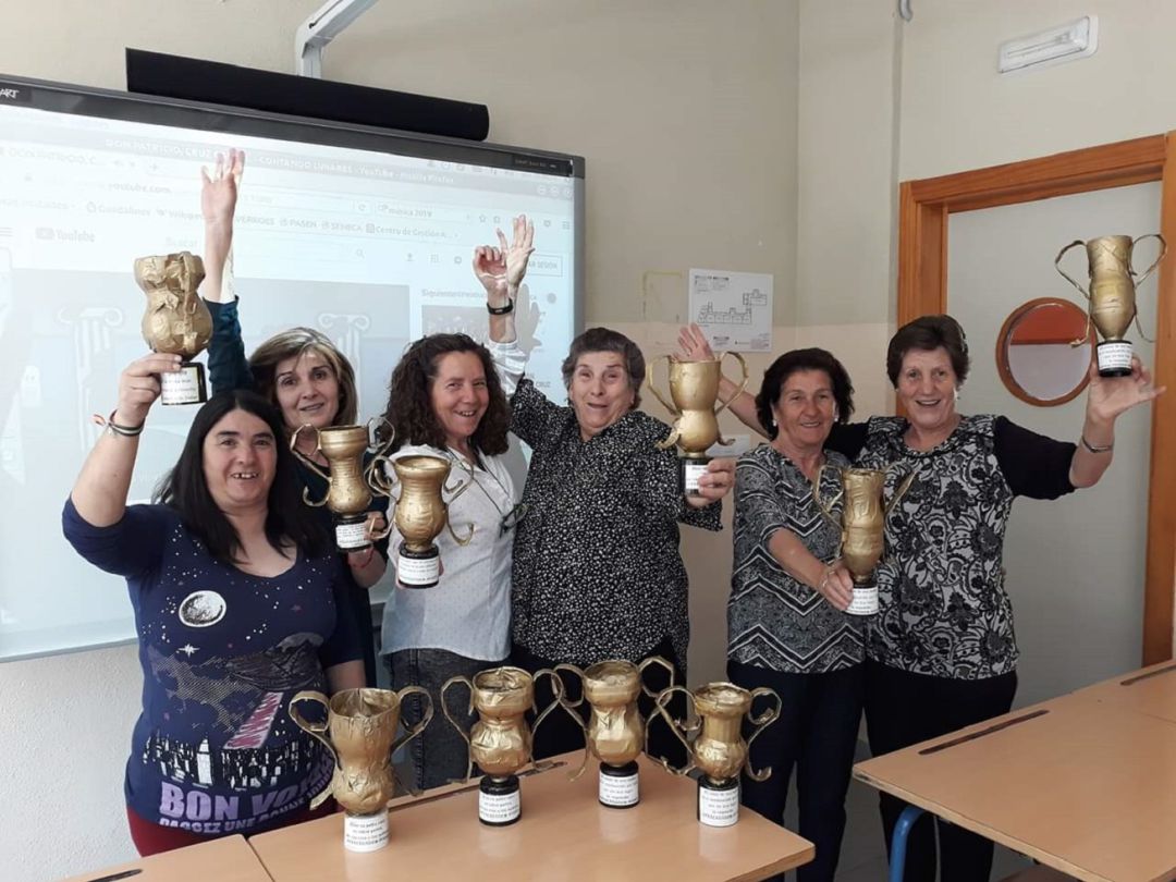 Alumnas del grupo de alfabetización del curso pasado muestran los trabajos de uno de los talleres Alumnas del grupo de alfabetización del curso pasado muestran los trabajos de uno de los talleres