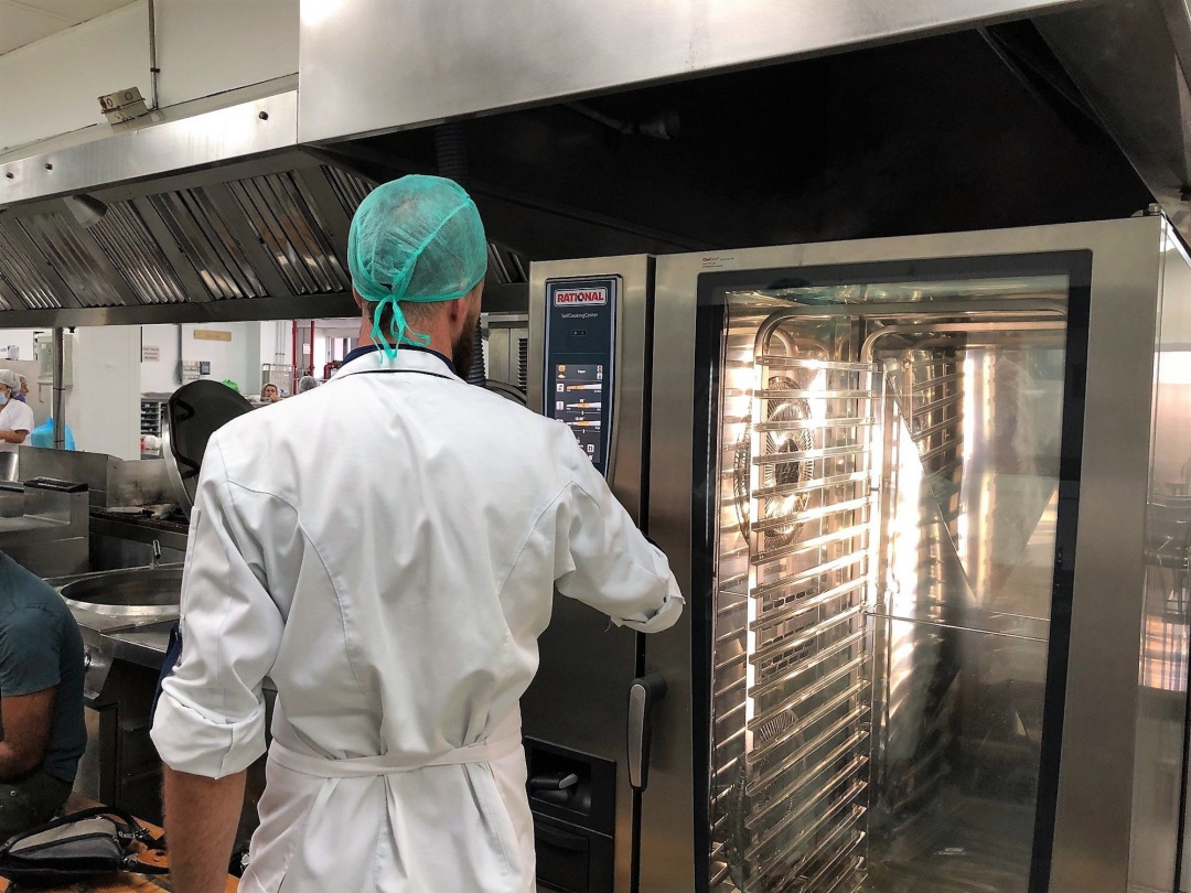 Trabajador en la cocina de un hospital Trabajador en la cocina de un hospital