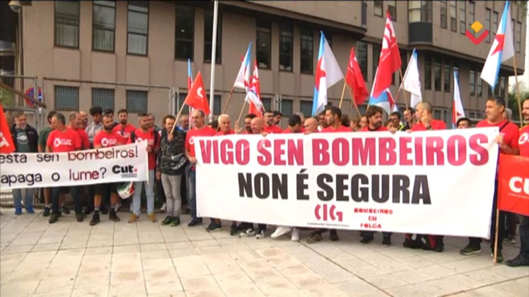 Protesta de los bomberos de Vigo ante los juzgados de la ciudad, donde está la inspección de trabajo Protesta de los bomberos de Vigo ante los juzgados de la ciudad, donde está la inspección de trabajo