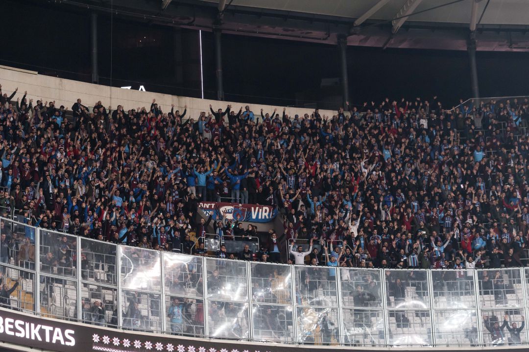 La afición del Trabzonspor K. durante un partido de la pasada temporada en el estadio del Besiktas J.K. La afición del Trabzonspor K. durante un partido de la pasada temporada en el estadio del Besiktas J.K.