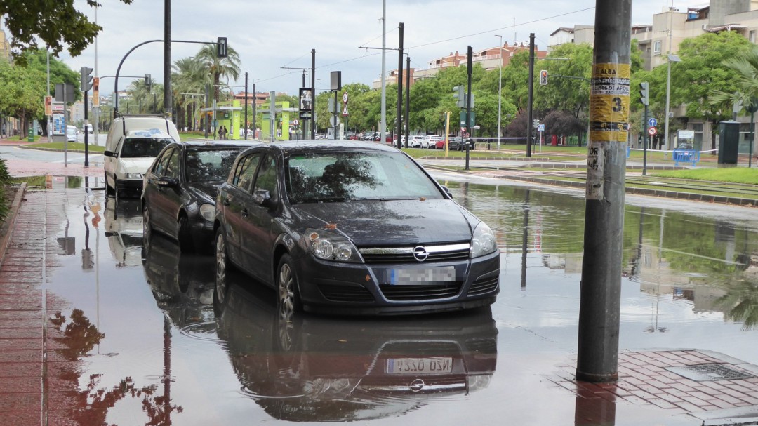 ¿Es necesario revisar el coche después de circular por zonas encharcadas?