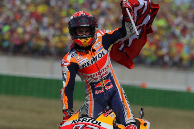 Marc Márquez celebra la victoria en San Marino Marc Márquez celebra la victoria en San Marino