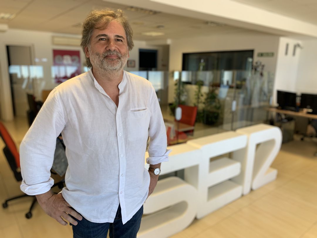 El primer teniente de alcalde, Demetrio Quirós, en la redacción de Radio Cádiz El primer teniente de alcalde, Demetrio Quirós, en la redacción de Radio Cádiz