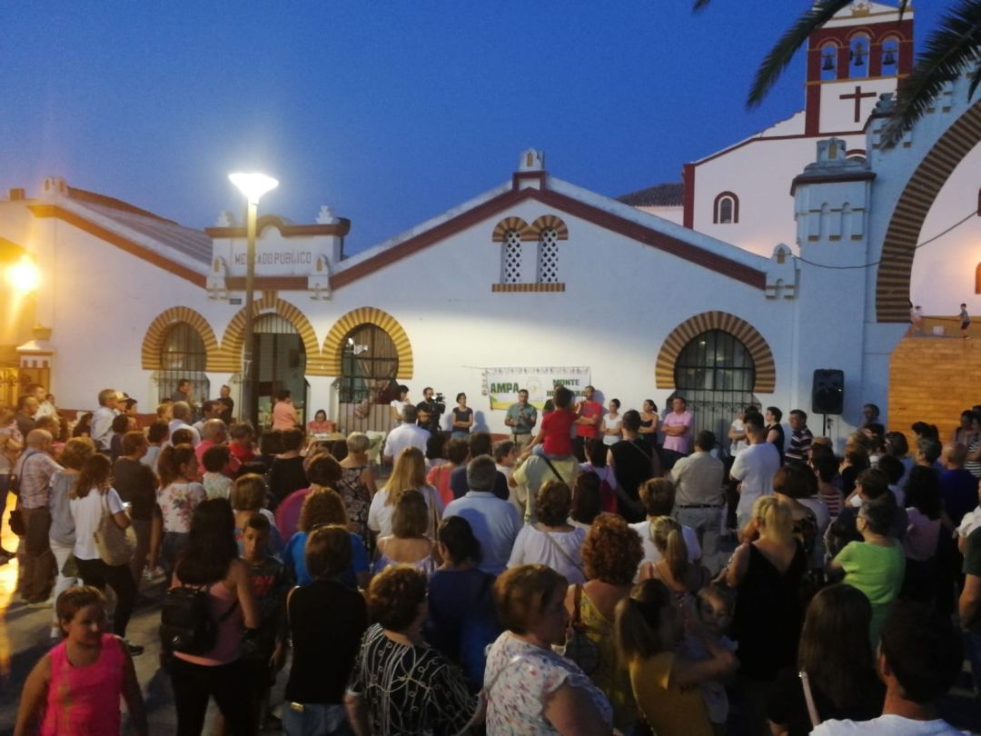 Las protestas de Nueva Carteya se traladaron a la Plaza Marqués de Estella, a las puertas del Ayuntamiento, ante el descontento por haber recibido solo dos líneas educativas. Las protestas de Nueva Carteya se traladaron a la Plaza Marqués de Estella, a las puertas del Ayuntamiento, ante el descontento por haber recibido solo dos líneas educativas.