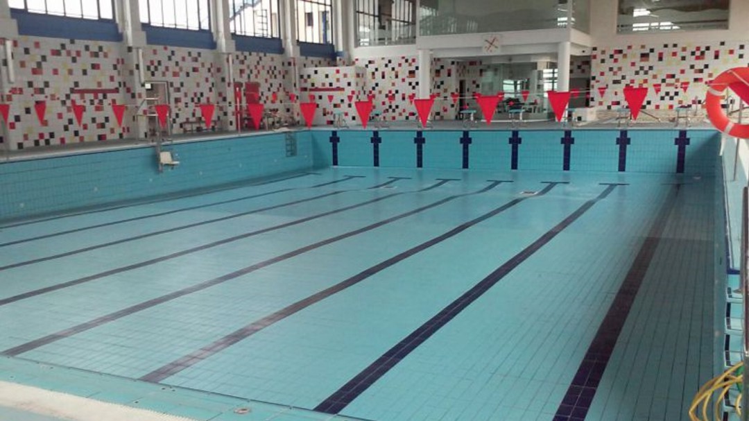 La firma del contrato de la piscina cubierta de Monóvar se alarga