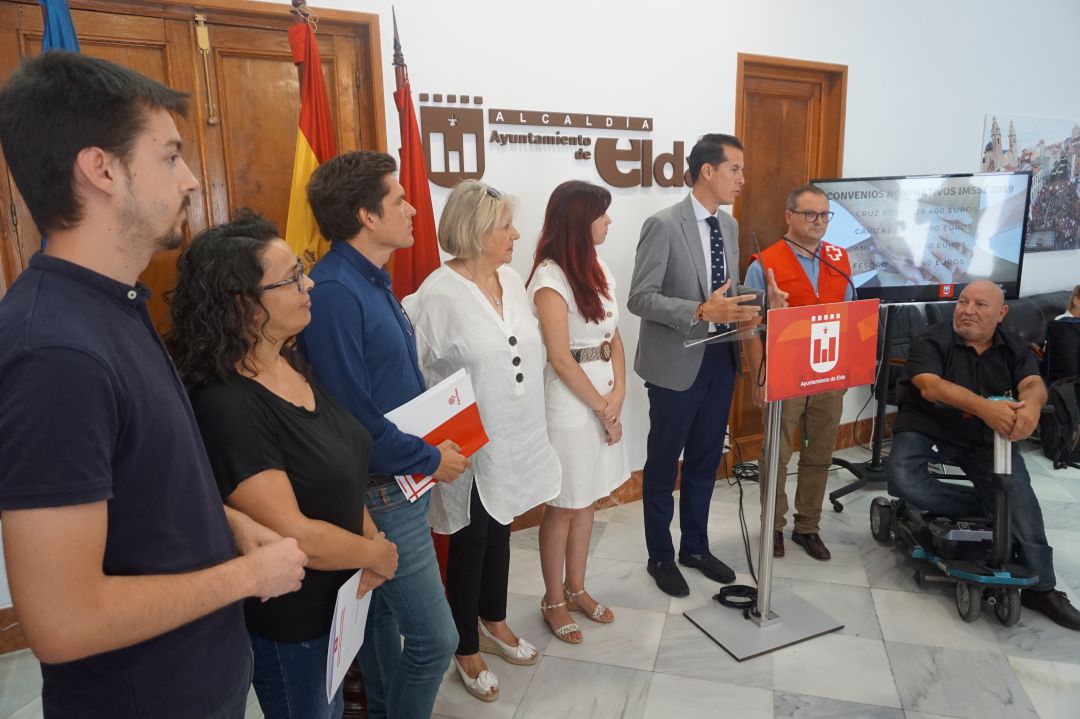 Firma de los convenios en el despacho de alcaldía del Ayuntamiento de Elda Firma de los convenios en el despacho de alcaldía del Ayuntamiento de Elda